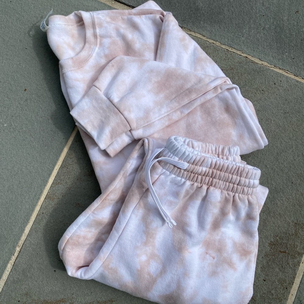 Cozy Woman’s Tie-Dye Jogger and Sweatshirt Set